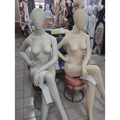 Manequim de fibra feminino ovo sentada